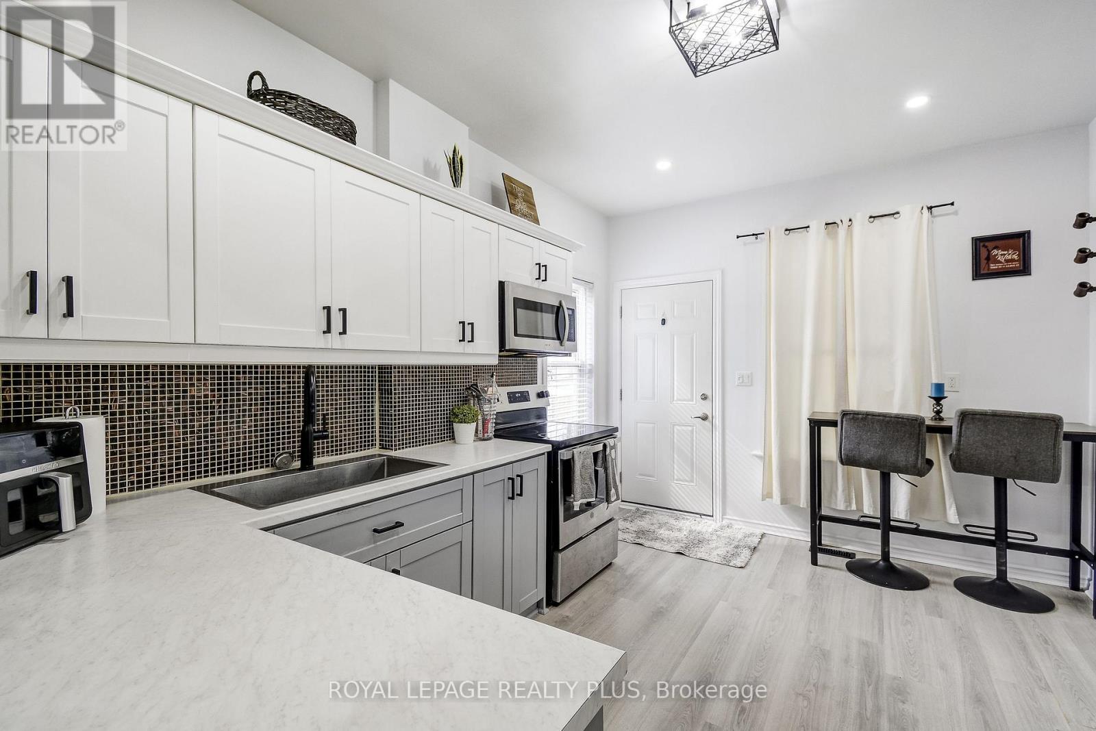 58 East 22Nd Street, Hamilton, ON - Indoor Photo Showing Kitchen With Upgraded Kitchen
