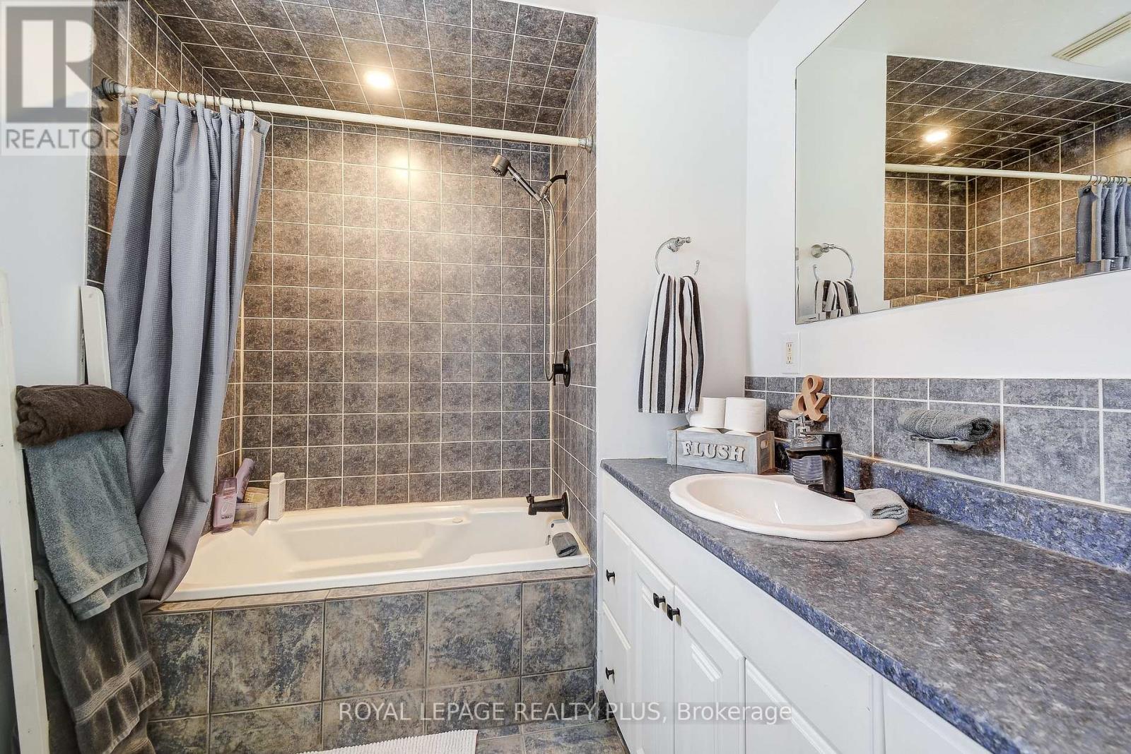 58 East 22Nd Street, Hamilton, ON - Indoor Photo Showing Bathroom