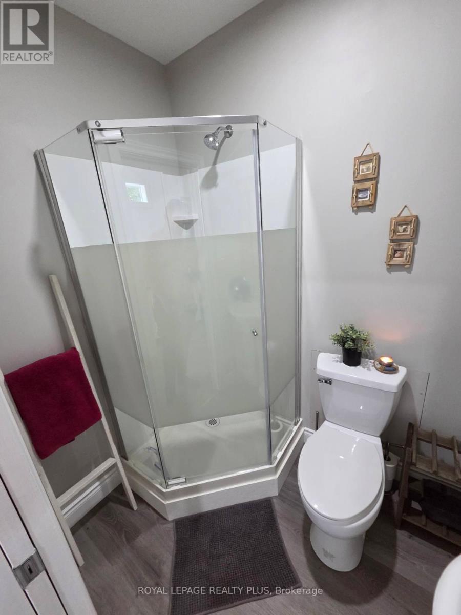 58 East 22Nd Street, Hamilton, ON - Indoor Photo Showing Bathroom