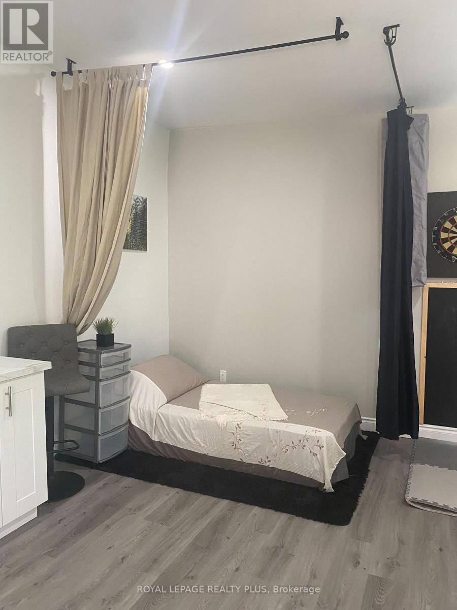 58 East 22Nd Street, Hamilton, ON - Indoor Photo Showing Bedroom