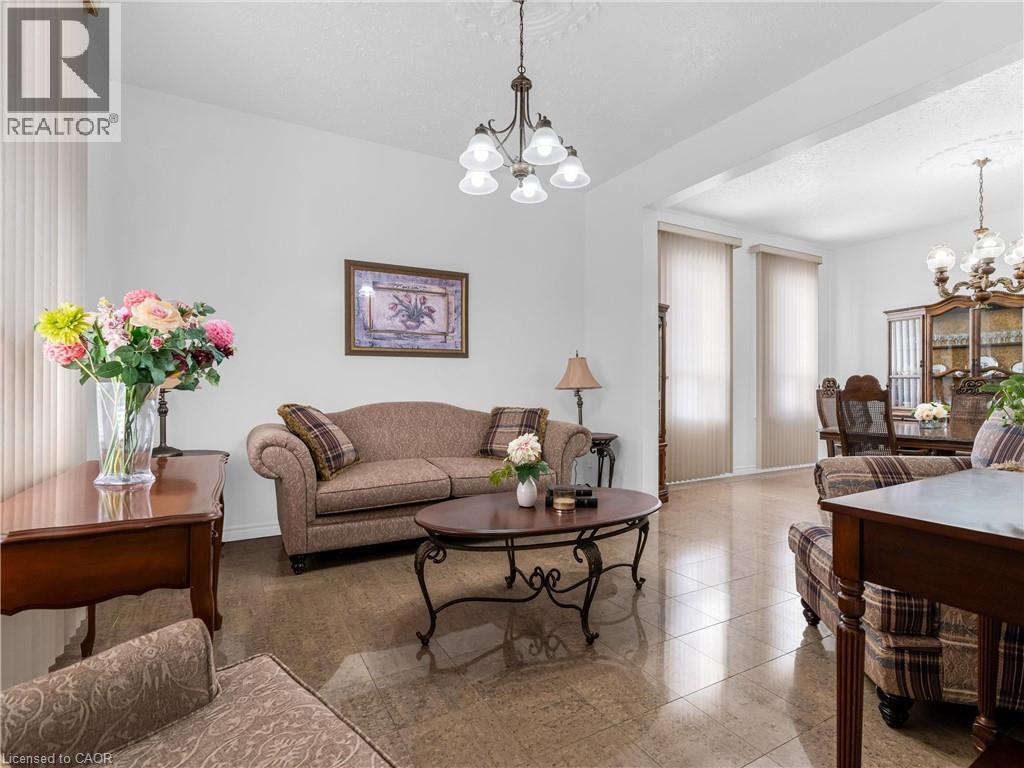 93 Murray Street E, Hamilton, ON - Indoor Photo Showing Living Room