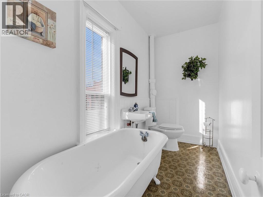93 Murray Street E, Hamilton, ON - Indoor Photo Showing Bathroom