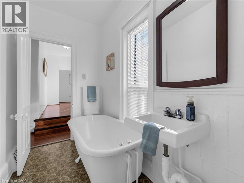 93 Murray Street E, Hamilton, ON - Indoor Photo Showing Bathroom