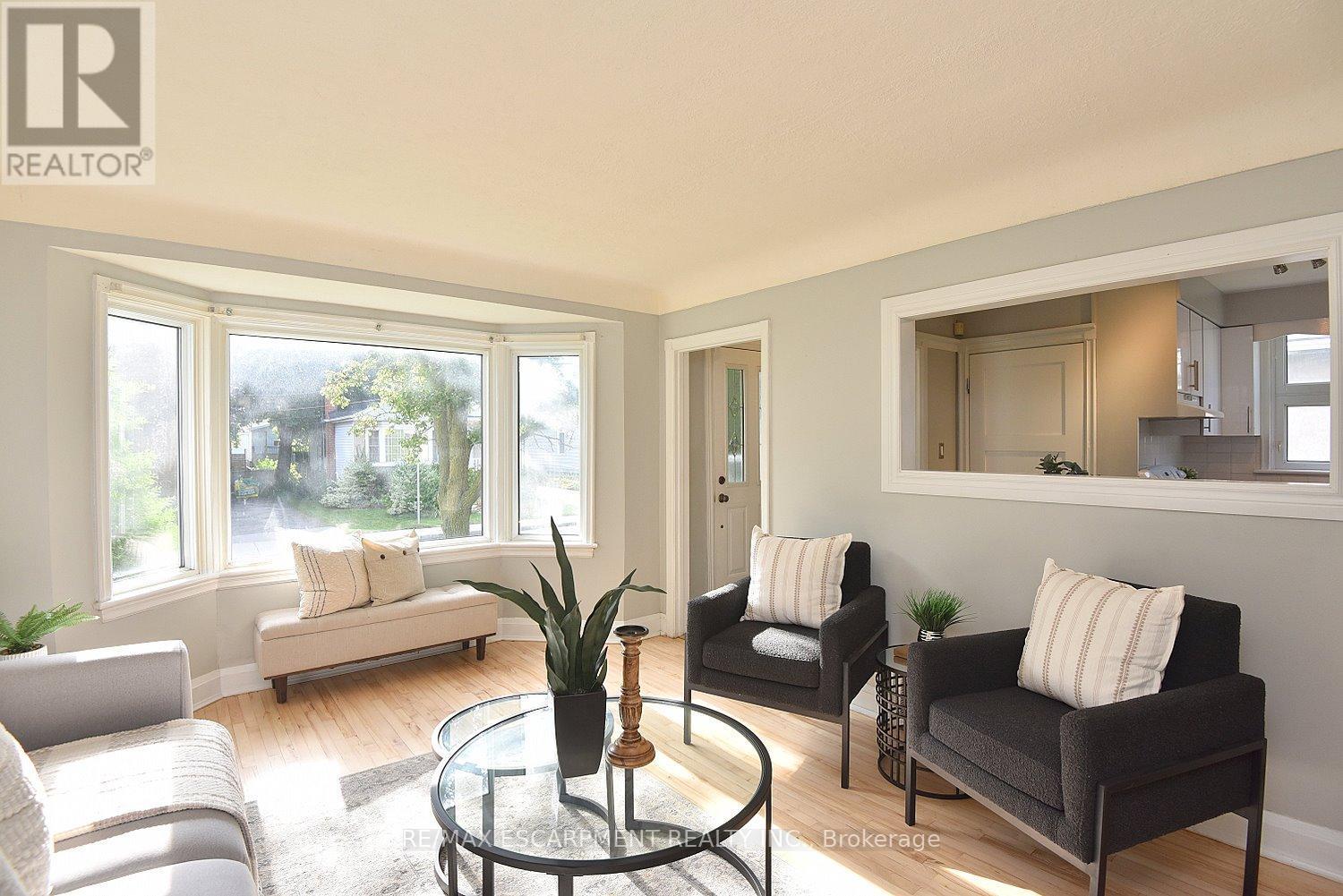 82 East 38Th Street, Hamilton, ON - Indoor Photo Showing Living Room