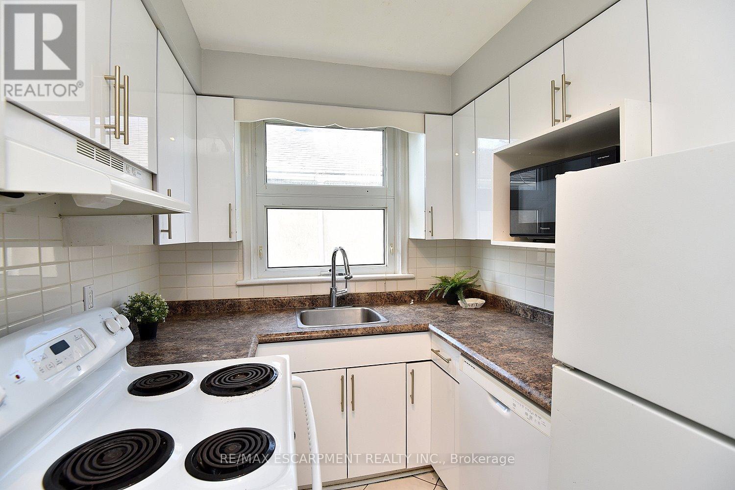 82 East 38Th Street, Hamilton, ON - Indoor Photo Showing Kitchen
