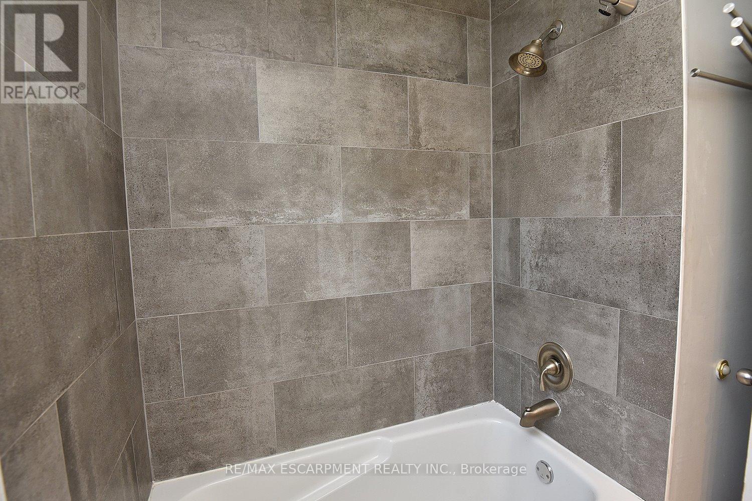 82 East 38Th Street, Hamilton, ON - Indoor Photo Showing Bathroom