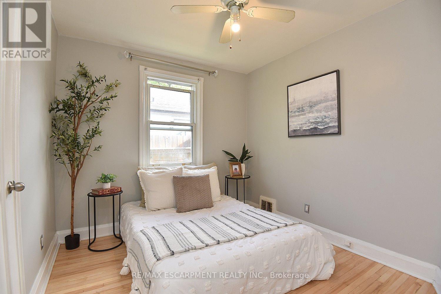 82 East 38Th Street, Hamilton, ON - Indoor Photo Showing Bedroom