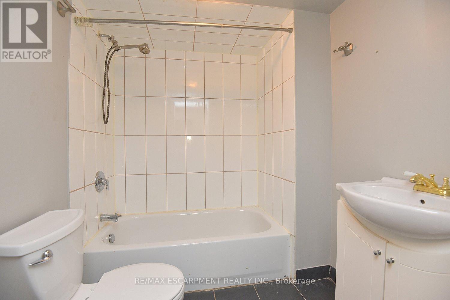 82 East 38Th Street, Hamilton, ON - Indoor Photo Showing Bathroom