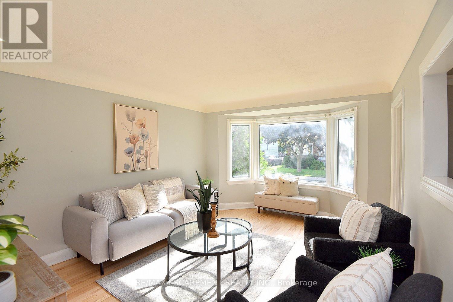 82 East 38Th Street, Hamilton, ON - Indoor Photo Showing Living Room