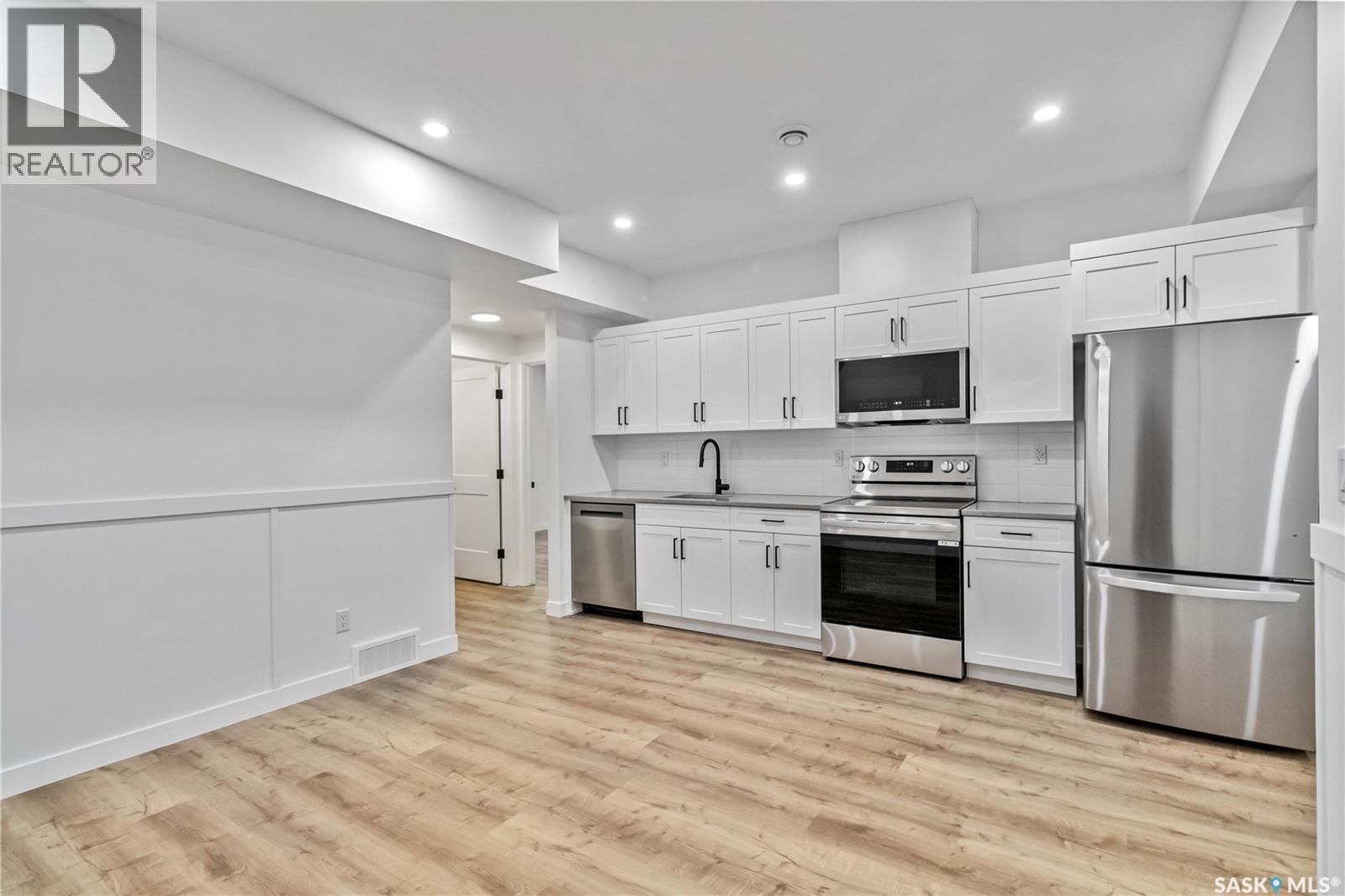 327 Woolf Bay, Saskatoon, SK - Indoor Photo Showing Kitchen