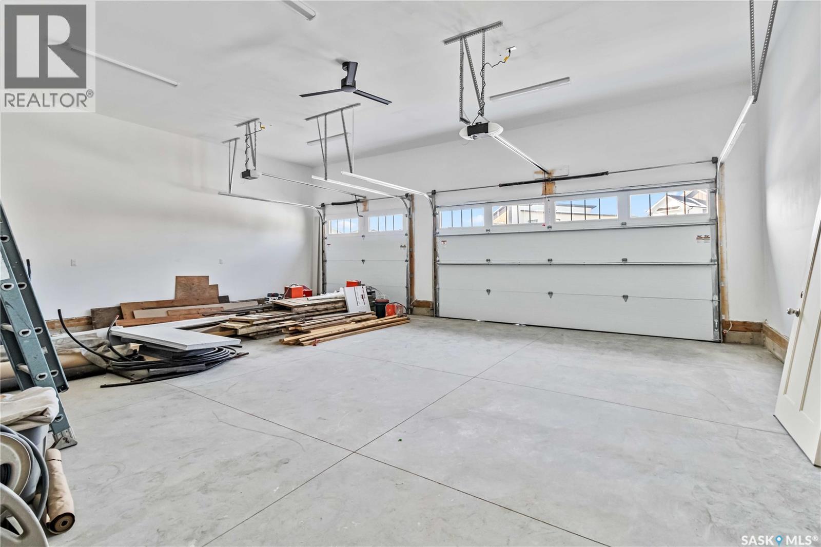327 Woolf Bay, Saskatoon, SK - Indoor Photo Showing Garage