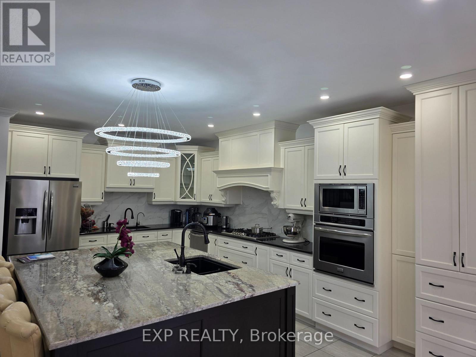 228 Greti Drive, Hamilton, ON - Indoor Photo Showing Kitchen With Upgraded Kitchen