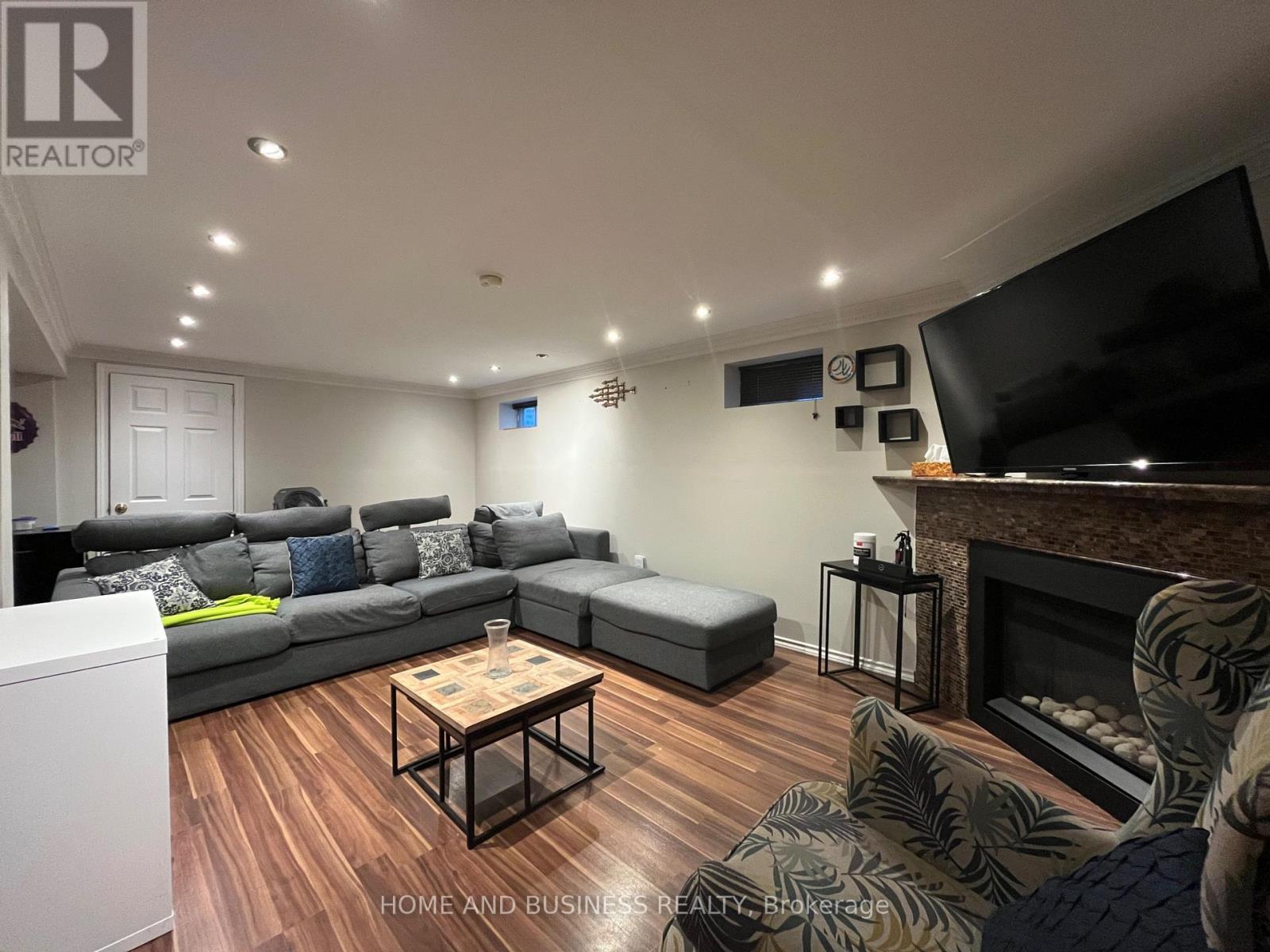 2639 Hayford Court, Mississauga, ON - Indoor Photo Showing Living Room With Fireplace