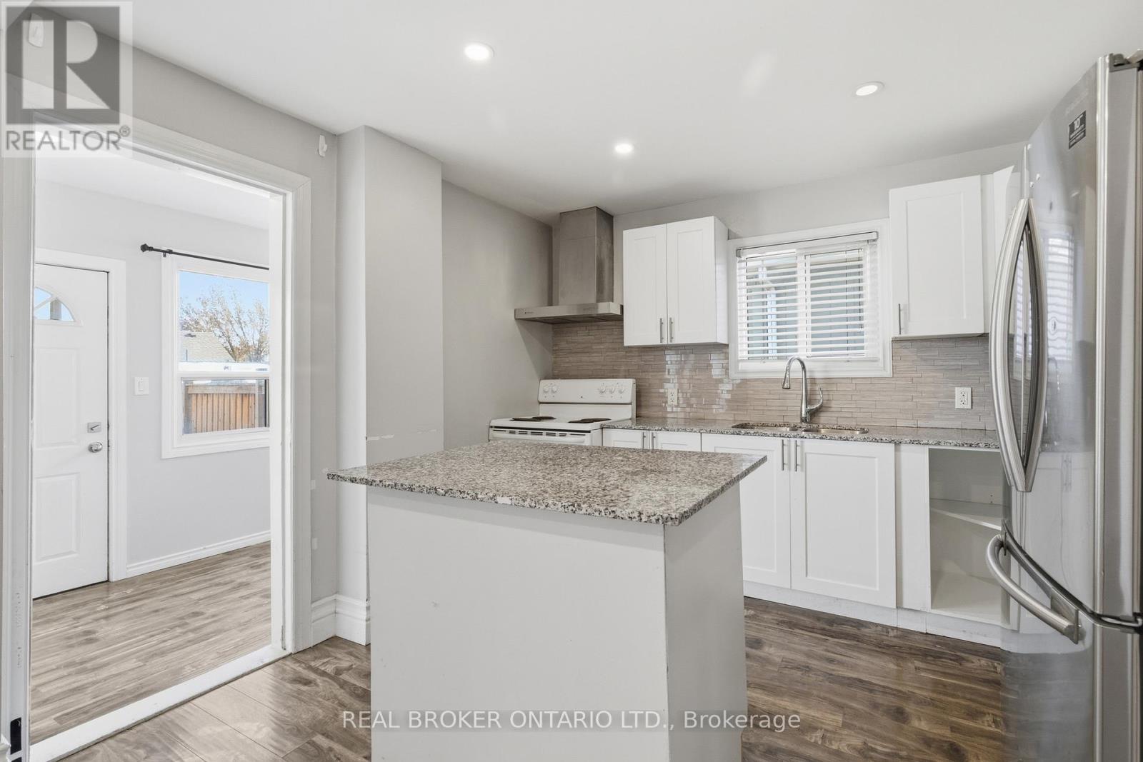 26 Bayfield Avenue, Hamilton, ON - Indoor Photo Showing Kitchen With Upgraded Kitchen