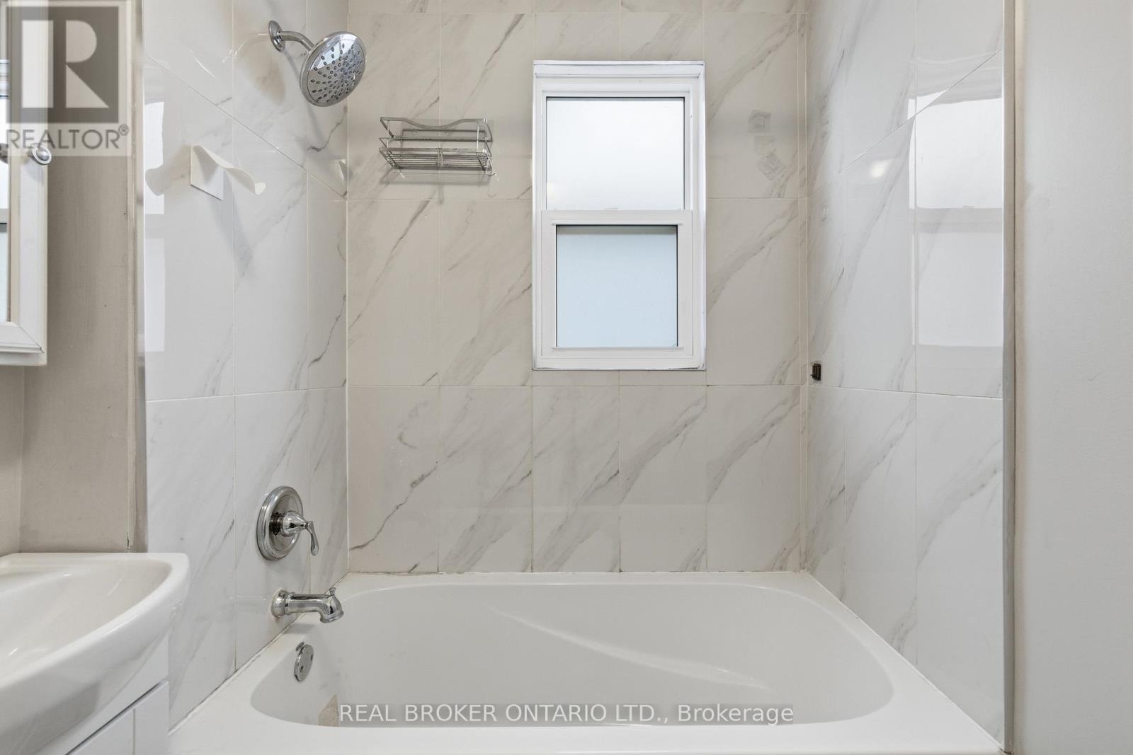 26 Bayfield Avenue, Hamilton, ON - Indoor Photo Showing Bathroom