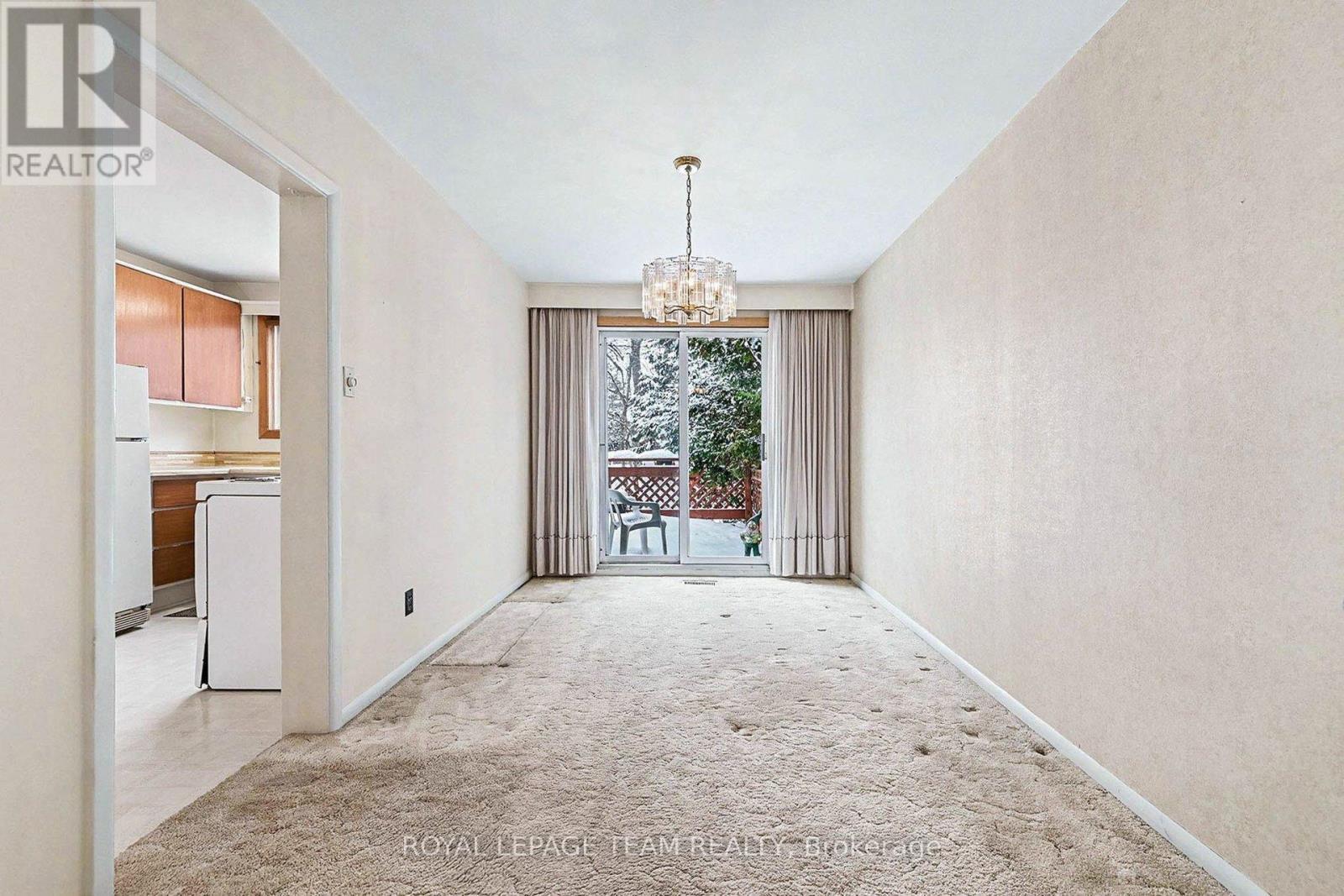 906 Ivanhoe Avenue, Ottawa, ON - Indoor Photo Showing Other Room