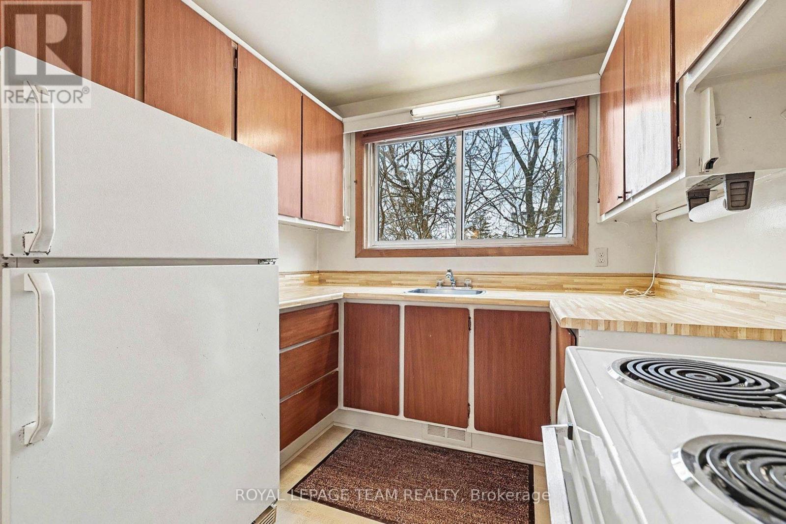 906 Ivanhoe Avenue, Ottawa, ON - Indoor Photo Showing Kitchen
