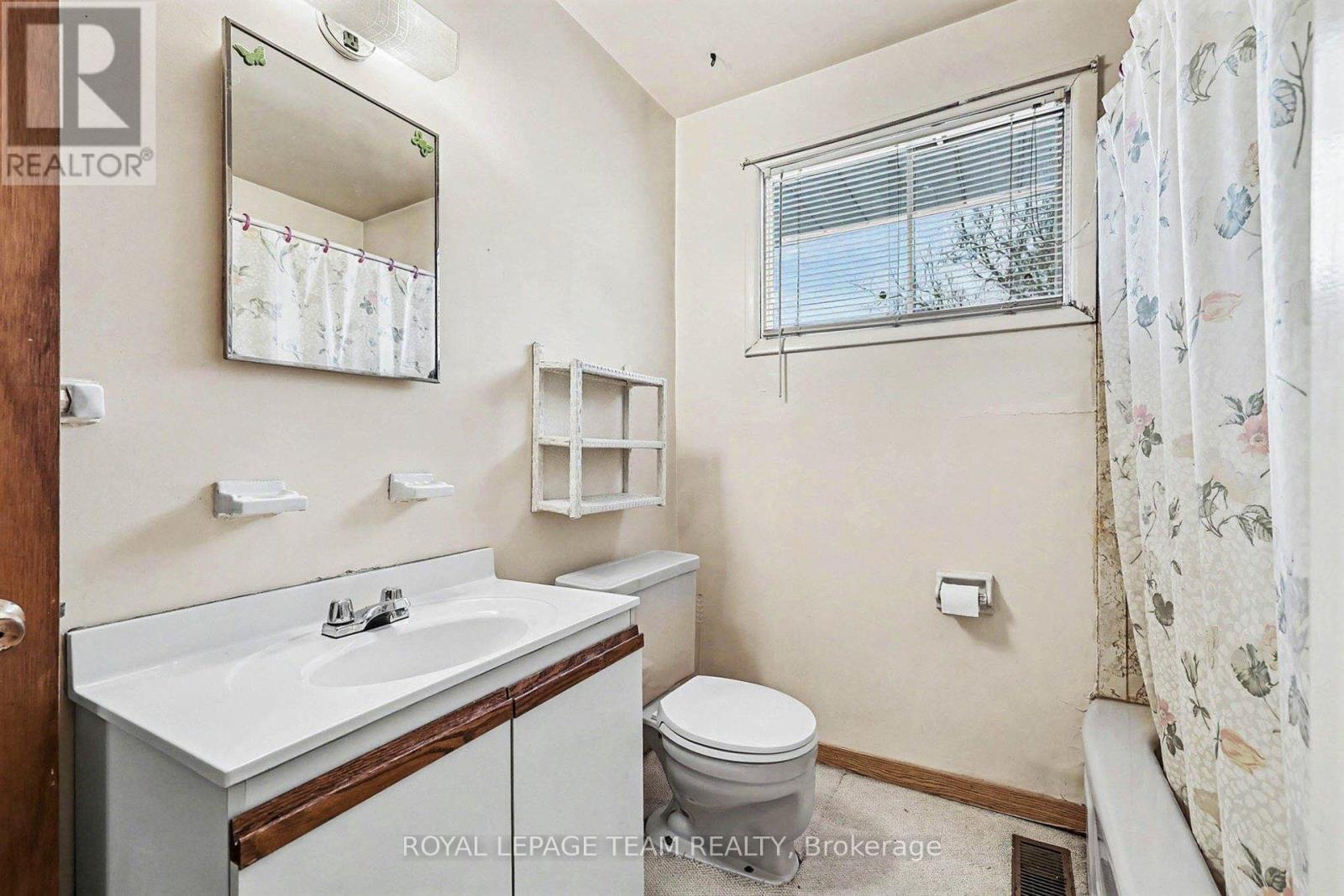 906 Ivanhoe Avenue, Ottawa, ON - Indoor Photo Showing Bathroom