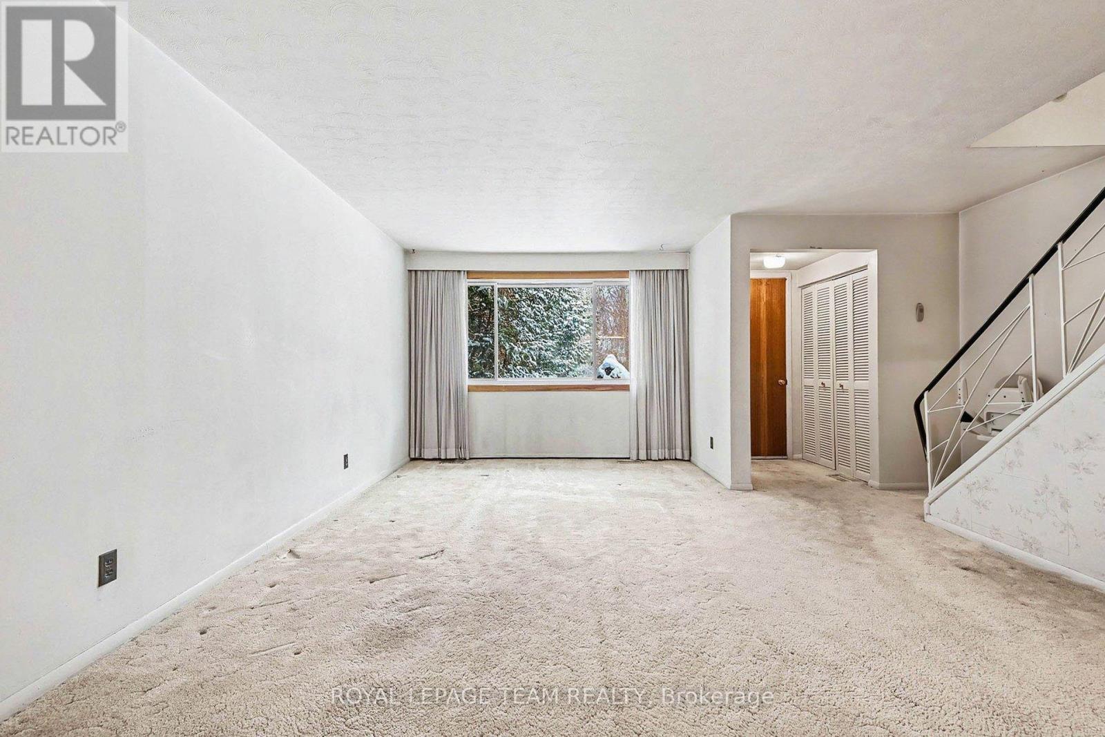 906 Ivanhoe Avenue, Ottawa, ON - Indoor Photo Showing Other Room