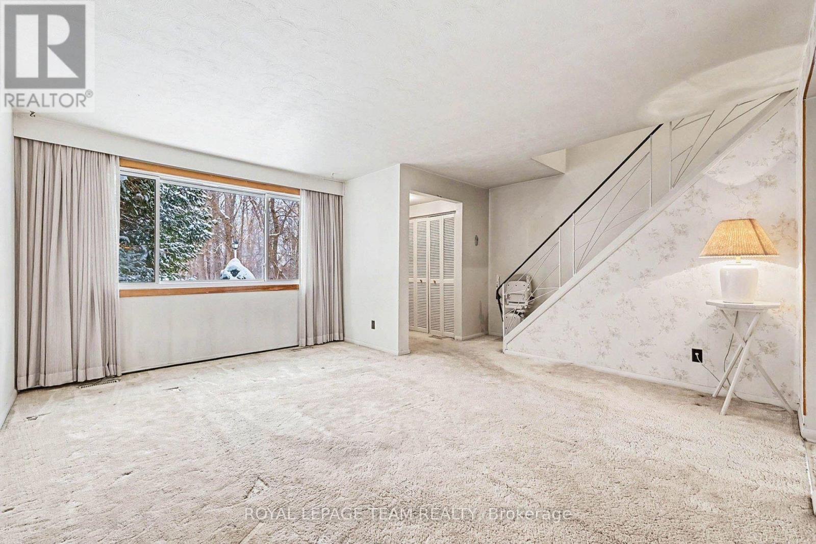 906 Ivanhoe Avenue, Ottawa, ON - Indoor Photo Showing Other Room