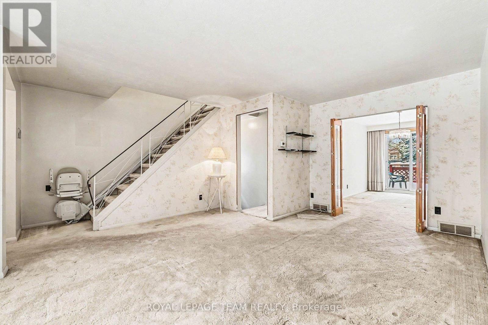 906 Ivanhoe Avenue, Ottawa, ON - Indoor Photo Showing Other Room