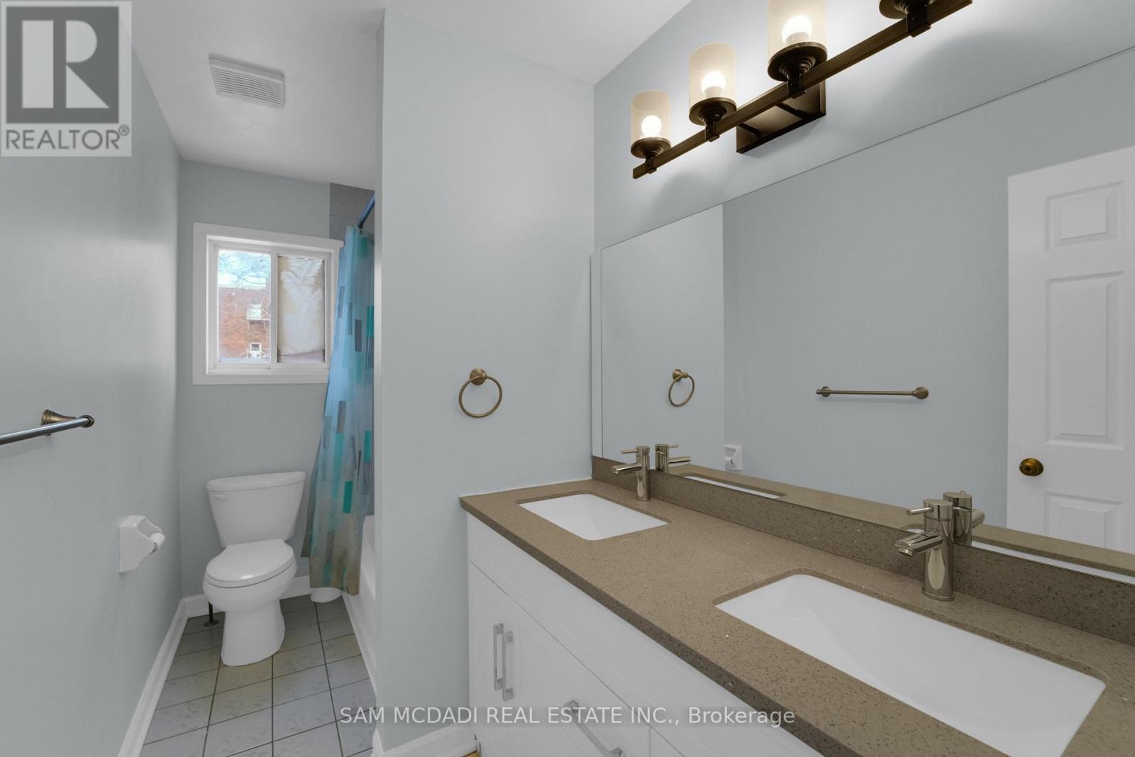 90 Tisdale Street S, Hamilton, ON - Indoor Photo Showing Bathroom