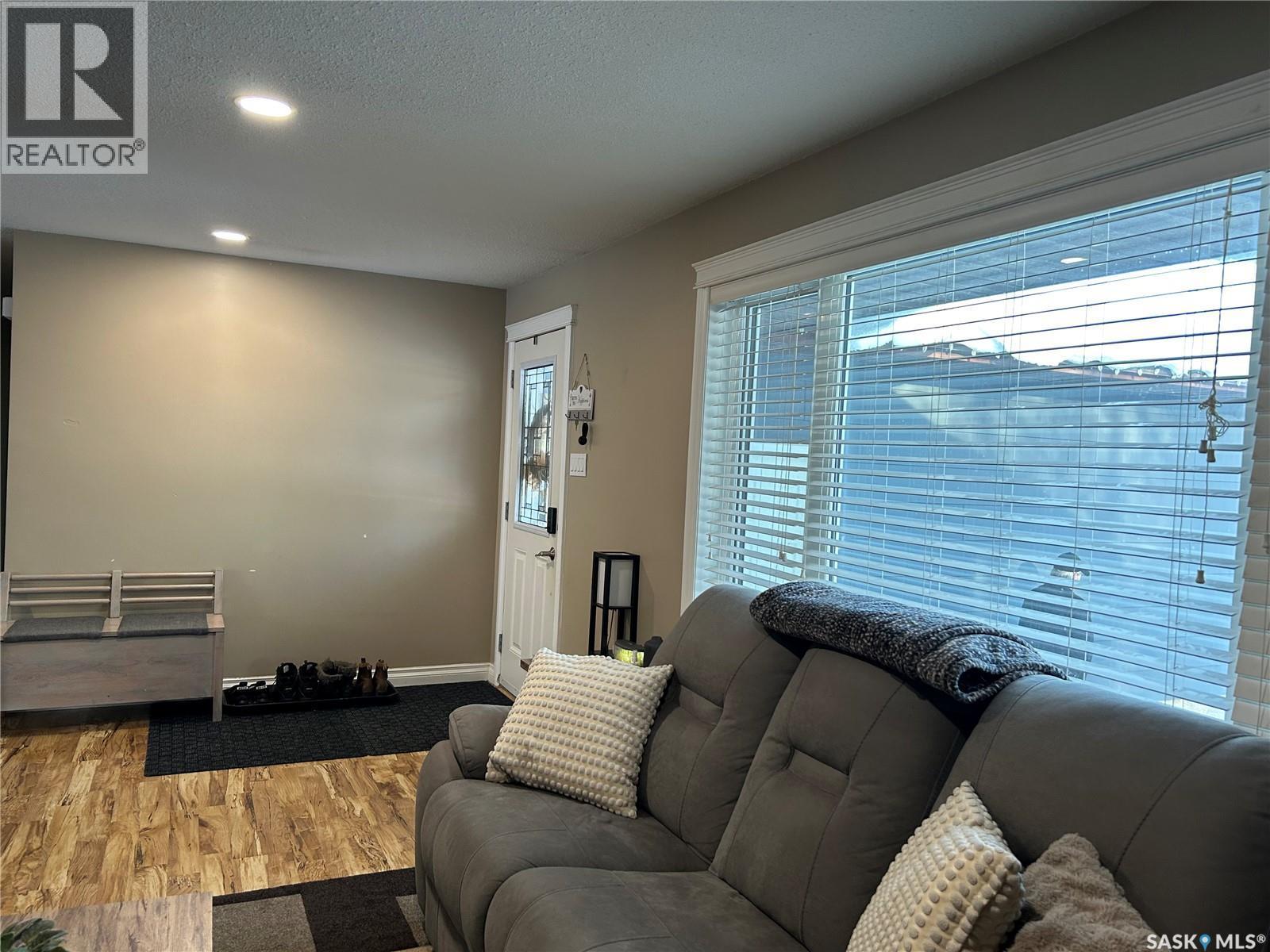 816 8Th Avenue, Rosthern, SK - Indoor Photo Showing Living Room
