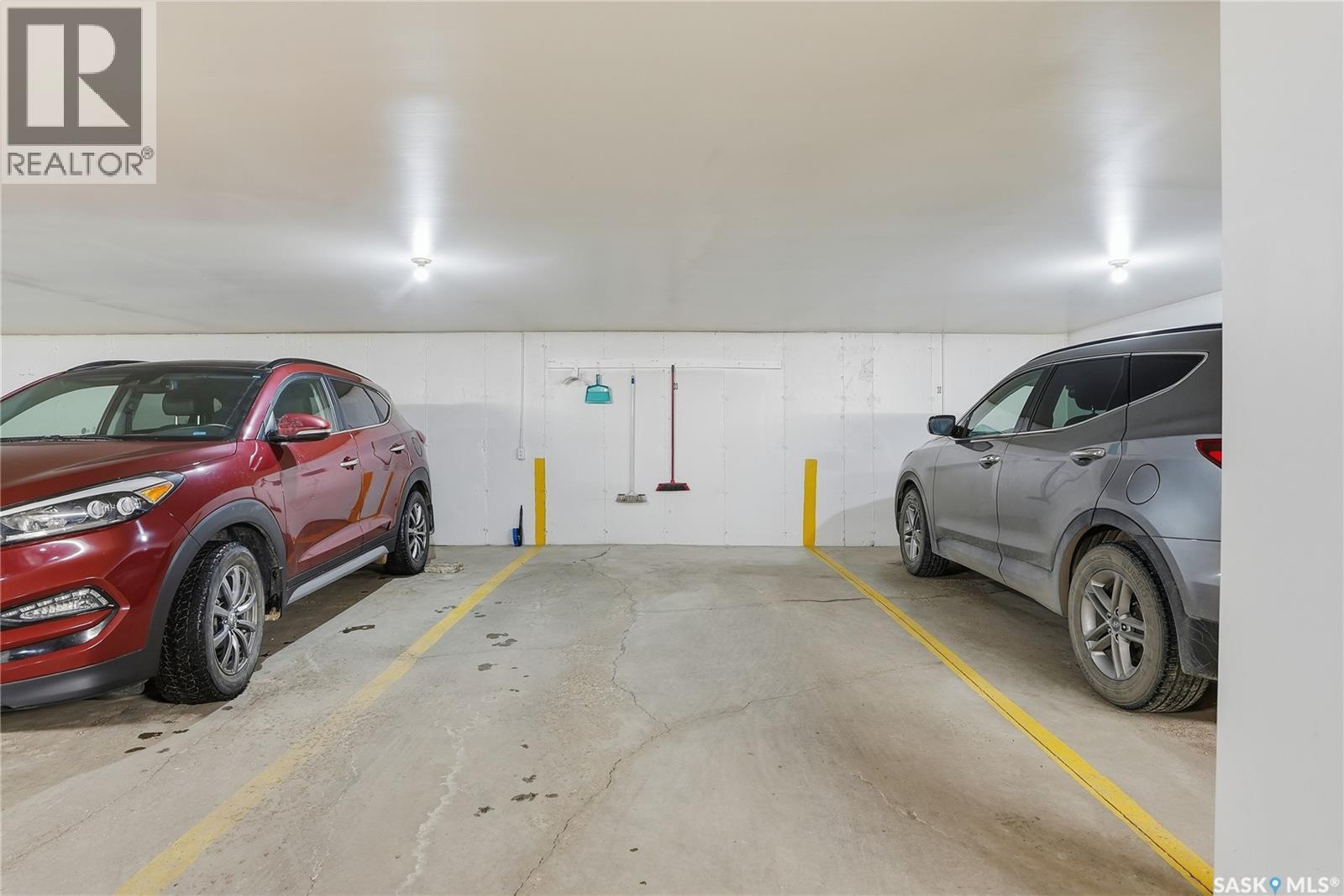 111 103 Keevil Crescent, Saskatoon, SK - Indoor Photo Showing Garage
