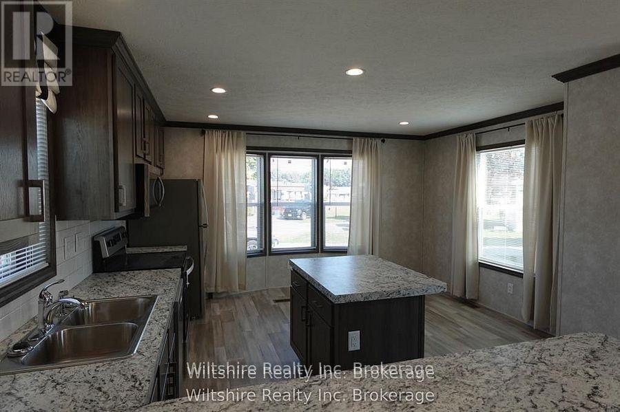 9 - 11981 Plank Rd (Tillsonburg) Road, Bayham, ON - Indoor Photo Showing Kitchen With Double Sink