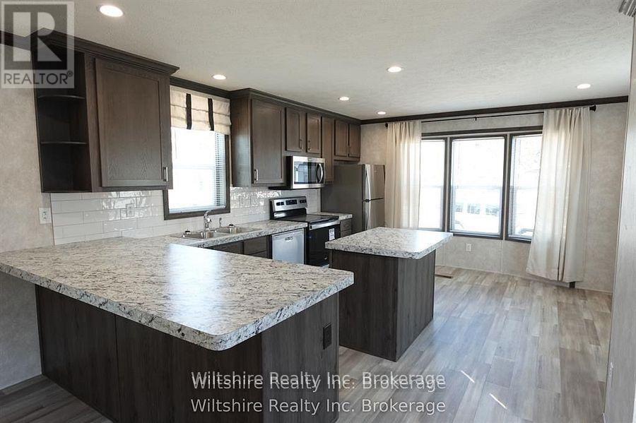 9 - 11981 Plank Rd (Tillsonburg) Road, Bayham, ON - Indoor Photo Showing Kitchen With Upgraded Kitchen