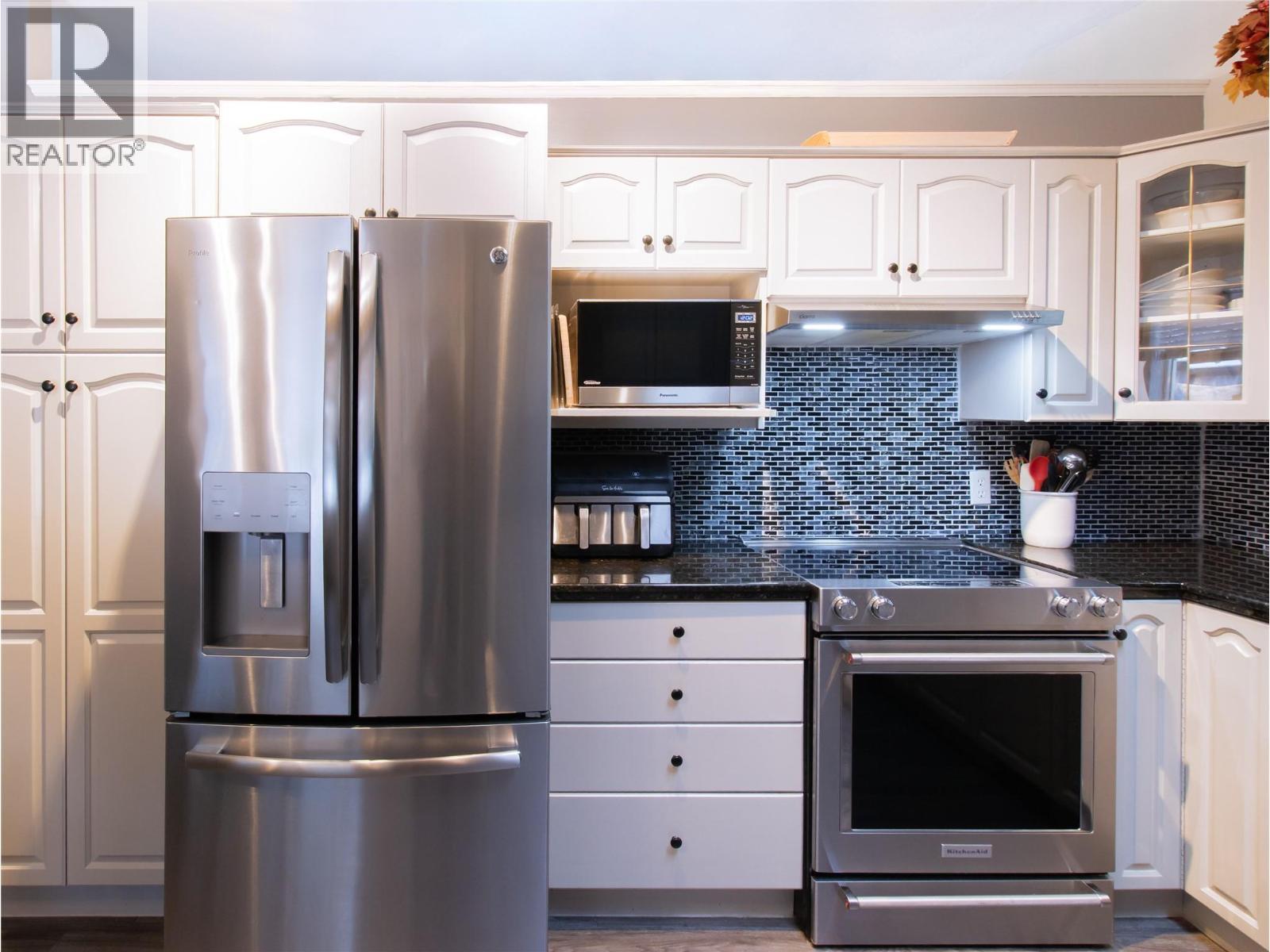 2876 Juniper Crescent, Blind Bay, BC - Indoor Photo Showing Kitchen