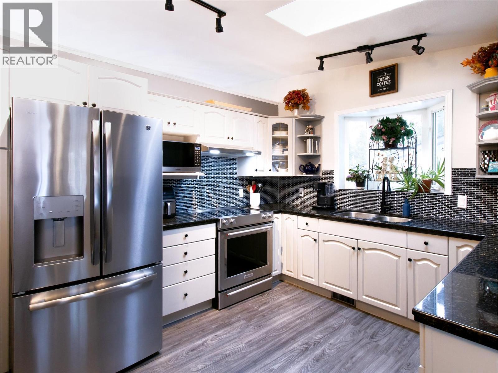 2876 Juniper Crescent, Blind Bay, BC - Indoor Photo Showing Kitchen With Double Sink