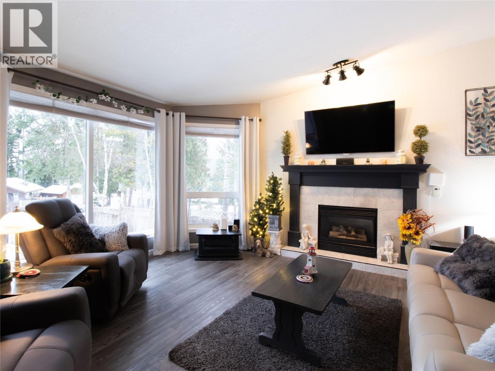 2876 Juniper Crescent, Blind Bay, BC - Indoor Photo Showing Living Room With Fireplace