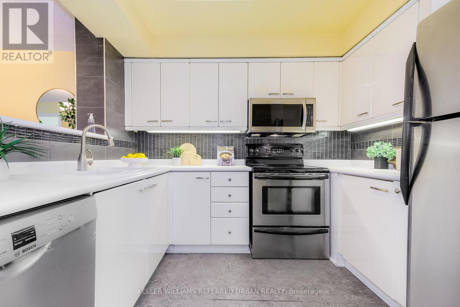906 - 2287 Lake Shore Boulevard, Toronto, ON - Indoor Photo Showing Kitchen
