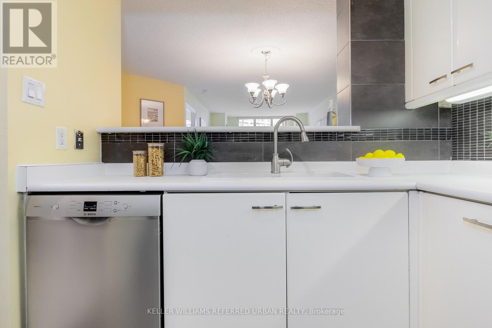 906 - 2287 Lake Shore Boulevard, Toronto, ON - Indoor Photo Showing Kitchen
