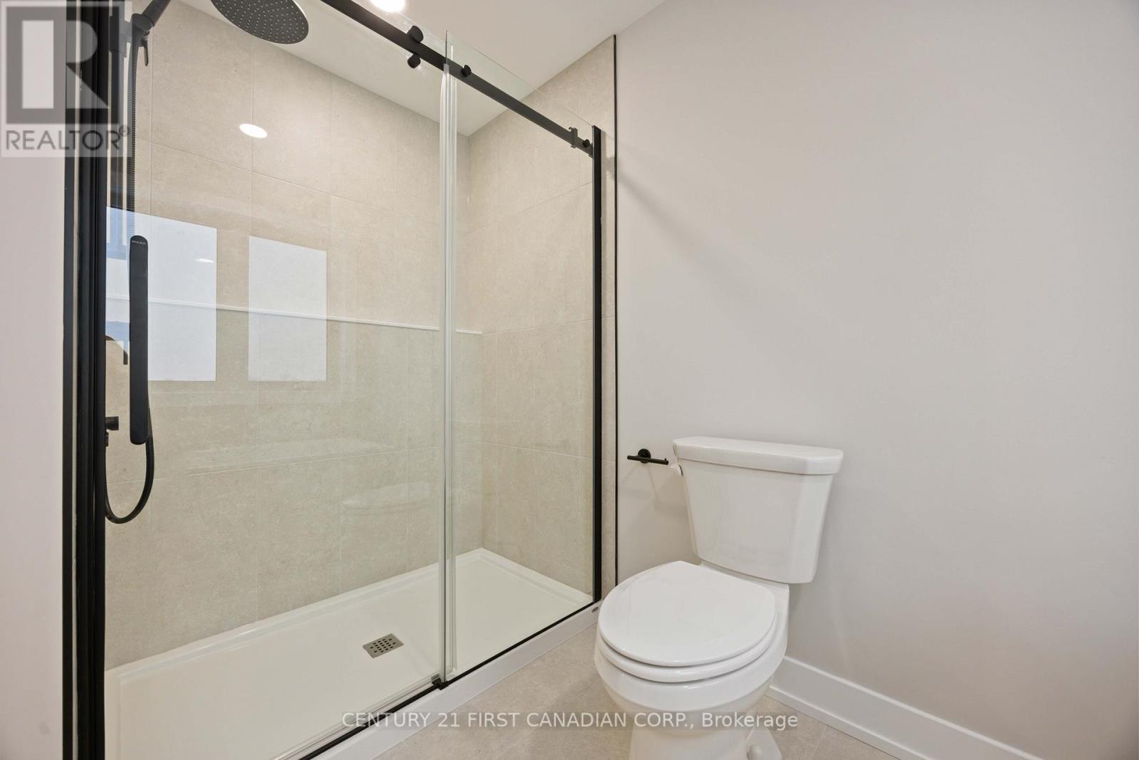 656 Ketter Way, Plympton-Wyoming (Plympton Wyoming), ON - Indoor Photo Showing Bathroom