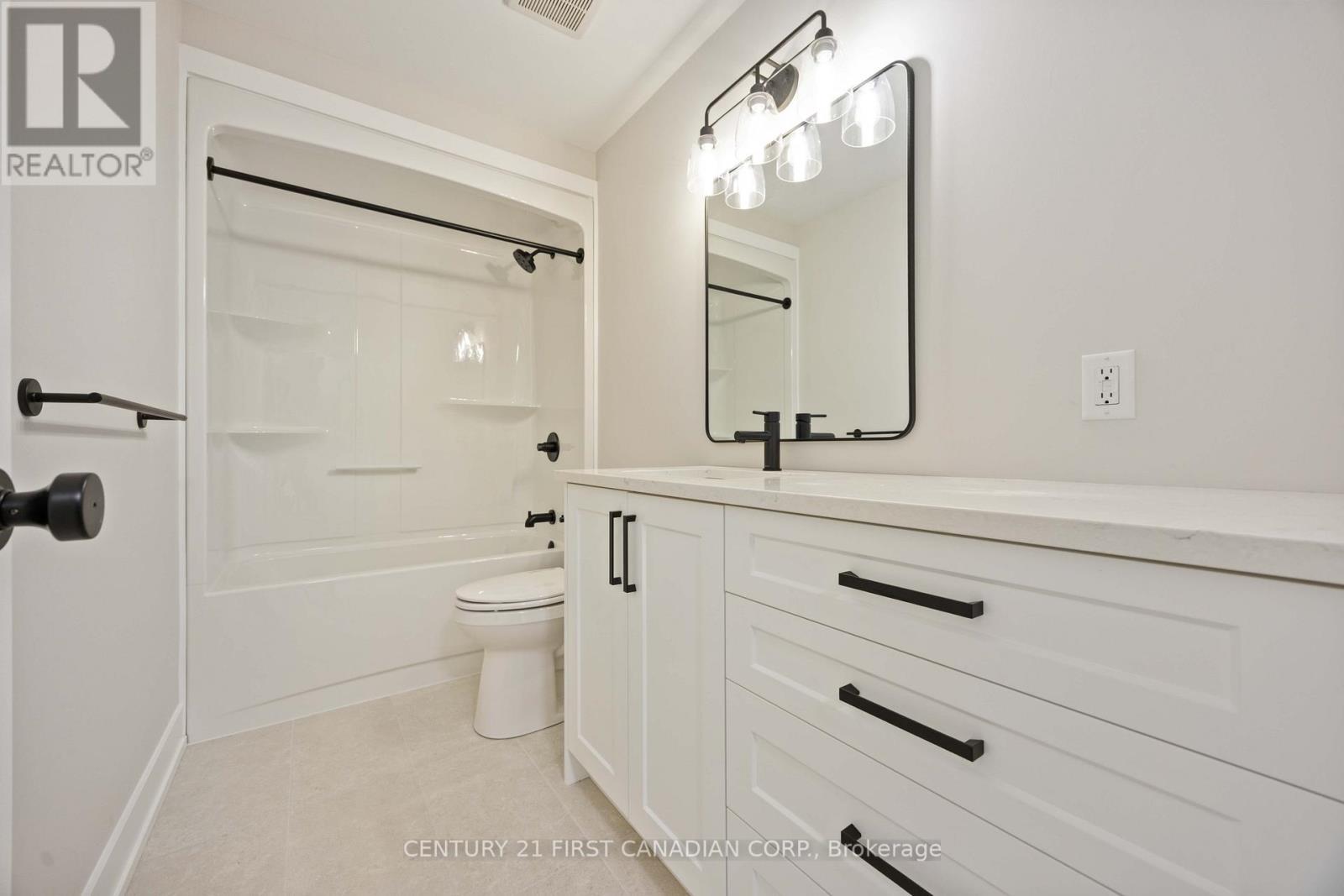 656 Ketter Way, Plympton-Wyoming (Plympton Wyoming), ON - Indoor Photo Showing Bathroom