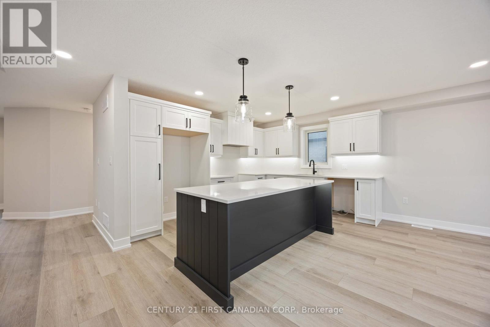 656 Ketter Way, Plympton-Wyoming (Plympton Wyoming), ON - Indoor Photo Showing Kitchen