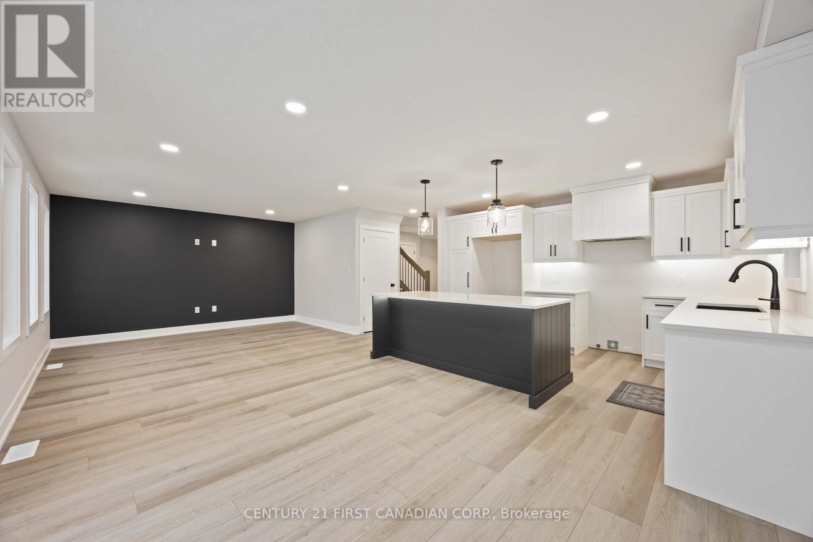 656 Ketter Way, Plympton-Wyoming (Plympton Wyoming), ON - Indoor Photo Showing Kitchen