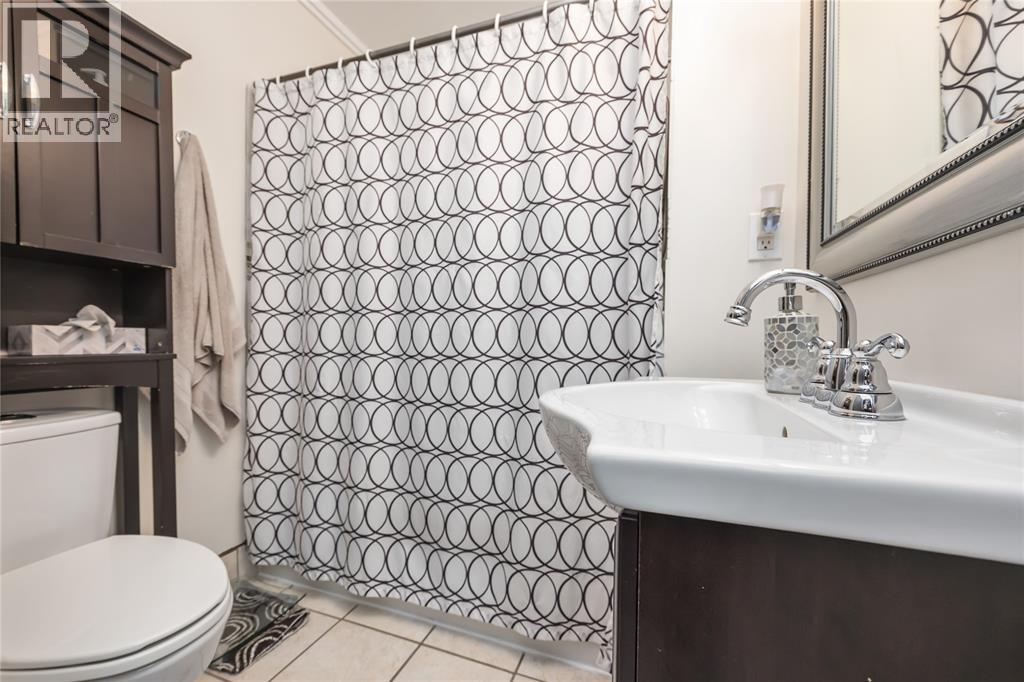 356 Talfourd Street, Sarnia, ON - Indoor Photo Showing Bathroom