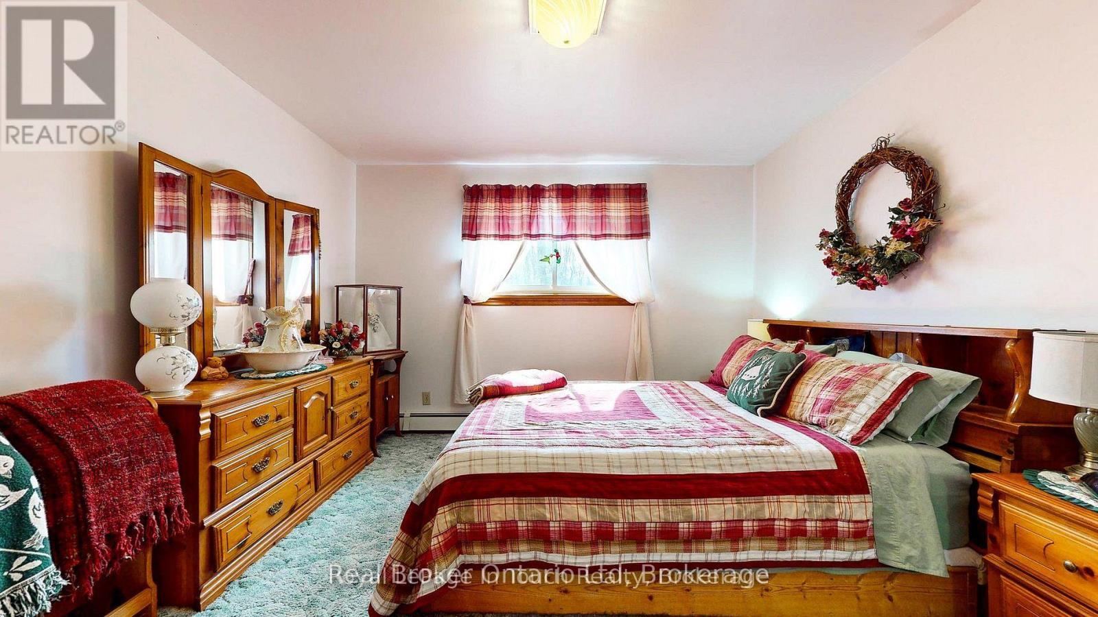 14 Seneca Crescent, Tiny, ON - Indoor Photo Showing Bedroom