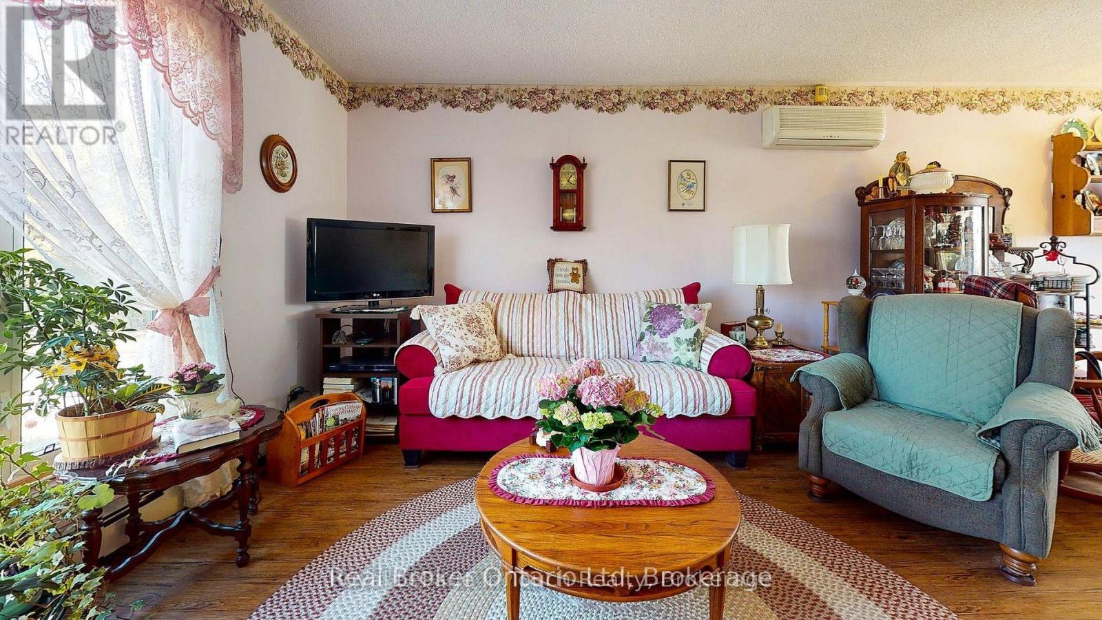 14 Seneca Crescent, Tiny, ON - Indoor Photo Showing Living Room