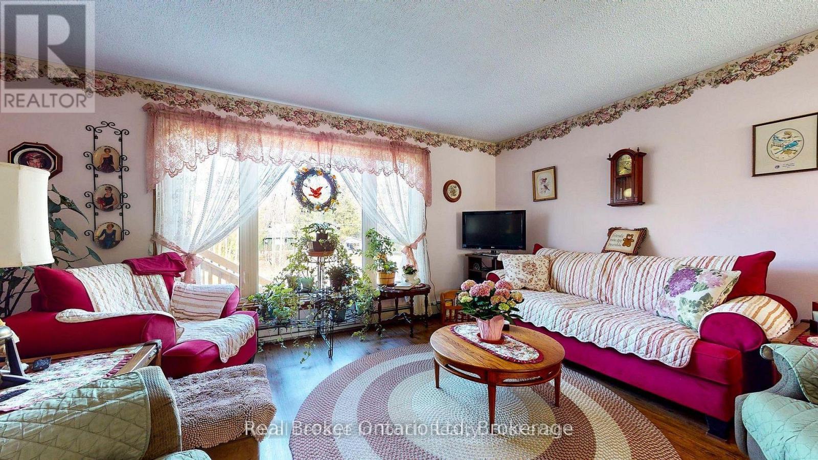 14 Seneca Crescent, Tiny, ON - Indoor Photo Showing Living Room