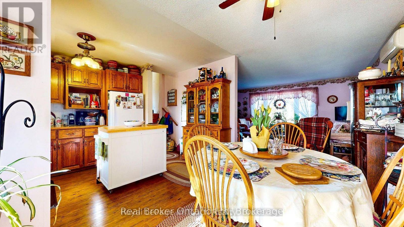 14 Seneca Crescent, Tiny, ON - Indoor Photo Showing Dining Room