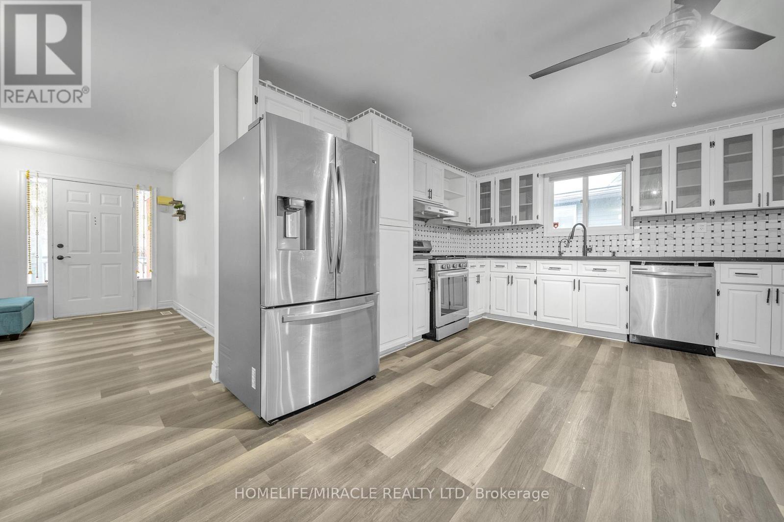 261 Country Hill Drive, Kitchener, ON - Indoor Photo Showing Kitchen With Upgraded Kitchen