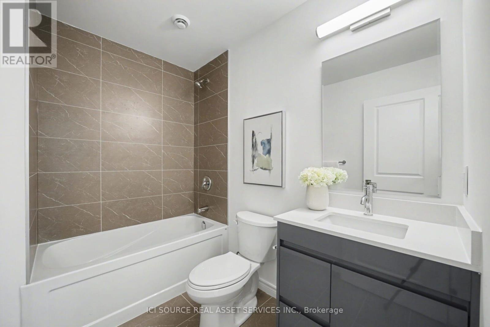 10 - 2 Slessor Boulevard, Grimsby, ON - Indoor Photo Showing Bathroom