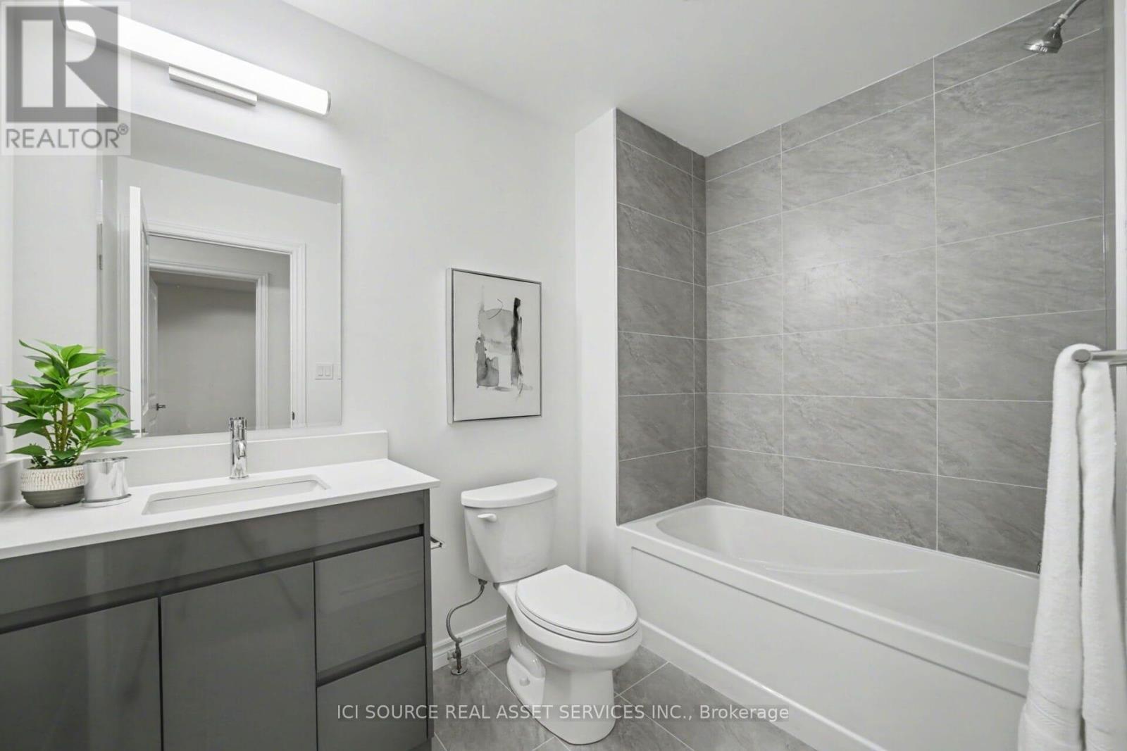 10 - 2 Slessor Boulevard, Grimsby, ON - Indoor Photo Showing Bathroom