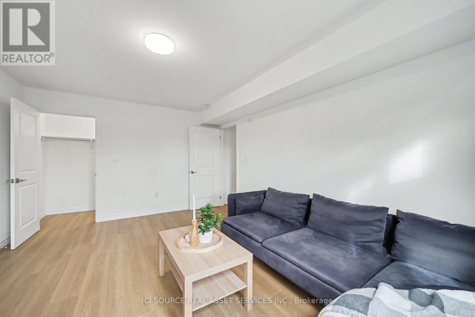 10 - 2 Slessor Boulevard, Grimsby, ON - Indoor Photo Showing Living Room