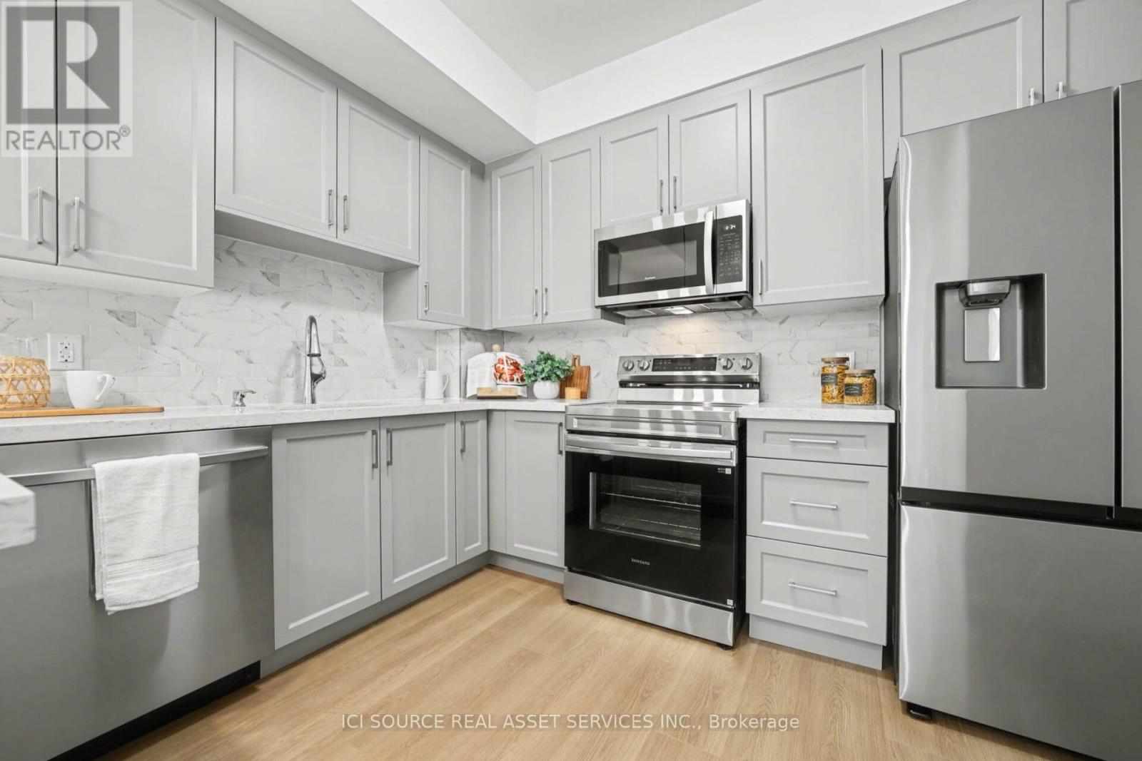 10 - 2 Slessor Boulevard, Grimsby, ON - Indoor Photo Showing Kitchen With Stainless Steel Kitchen With Upgraded Kitchen