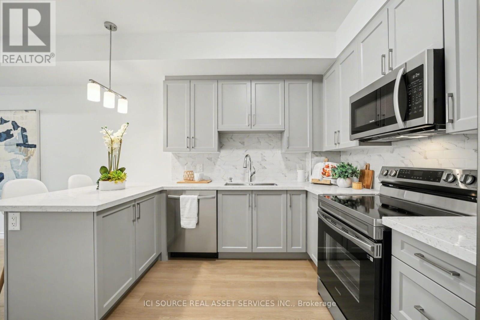 10 - 2 Slessor Boulevard, Grimsby, ON - Indoor Photo Showing Kitchen With Stainless Steel Kitchen With Upgraded Kitchen